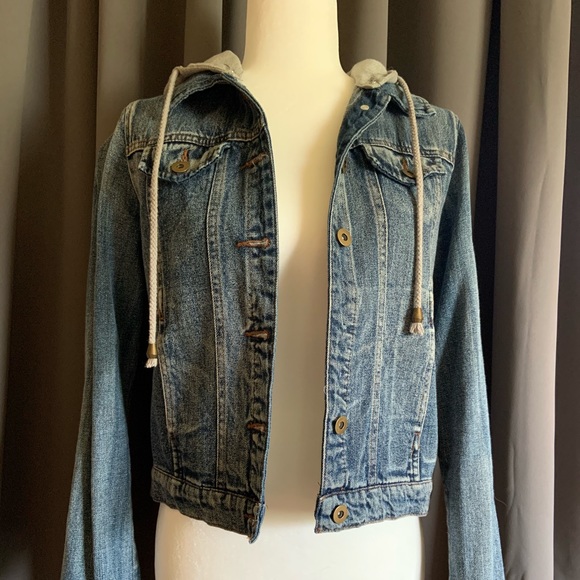 Forever 21 Jackets & Blazers - NEVER BEEN WORN F21 jean jacket w/detachable hood